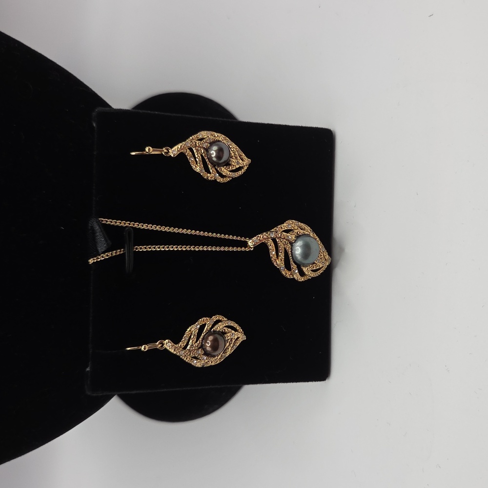 AVON Gold and Black Pearl Necklace Set